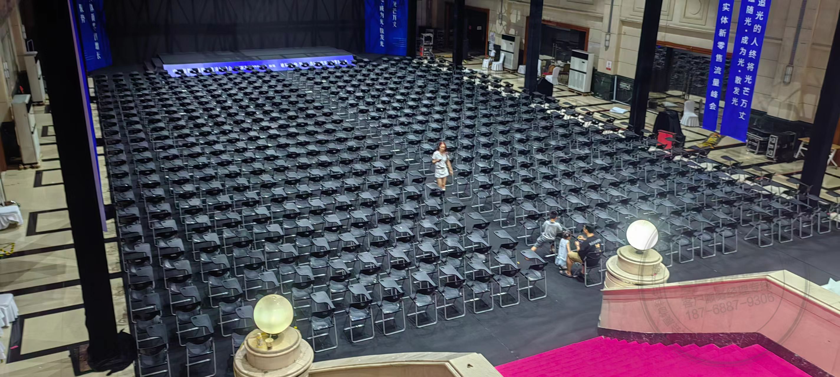  中国服装实体新零售流量峰会郑州站写字板折叠椅租赁郑州记者椅出租