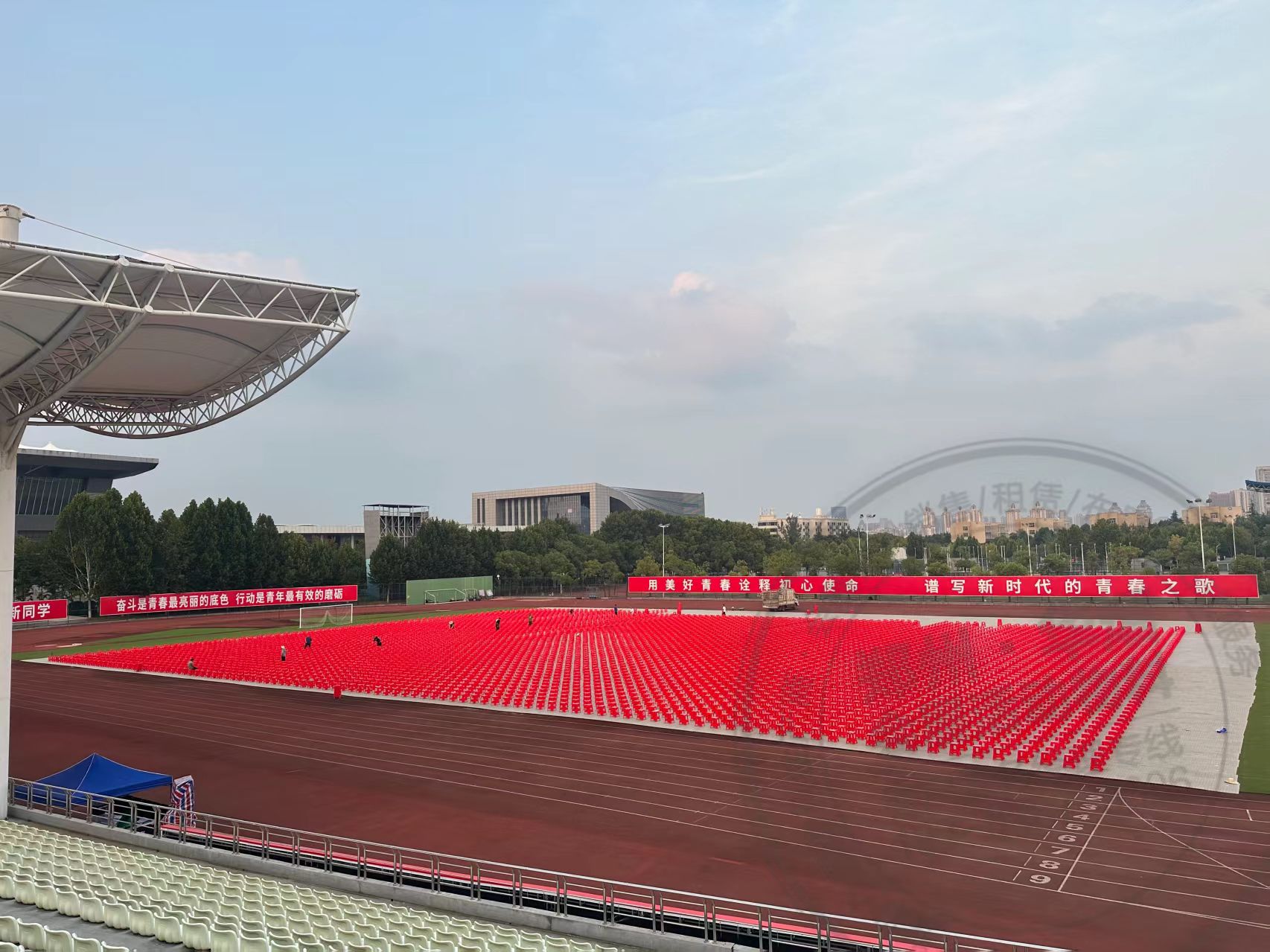  江汉大学2025级学生开学典礼红色塑料方凳租赁武汉塑料方凳出租